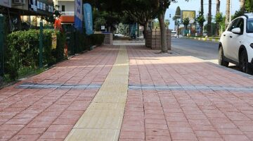 Antalya Büyükşehir Portakal Çiçeği Caddesi'nin kaldırımlarını yeniliyor
