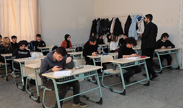 Başkan Altay'dan Üniversite Adaylarına Eğitim Desteği