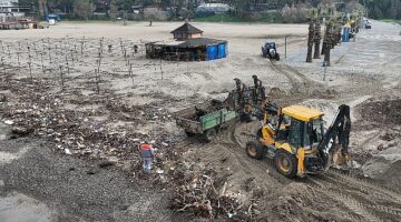 Burhaniye belediyesi yoğun yağışın izlerini temizliyor