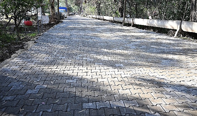 Çıralı'da bozulan yollara parke taşı döşeniyor