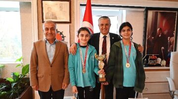Genç masa tenisi sporcularından Başkan Topaloğlu'na ziyaret