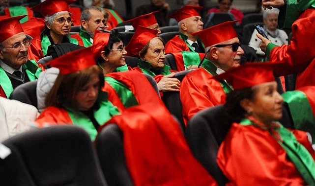 Karşıyaka 3 Yaş Üniversitesi'nde mezuniyet coşkusu