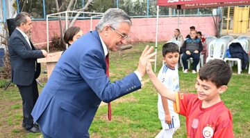 Kemer Belediyesi Futbol Okulu'nda formalar dağıtıldı