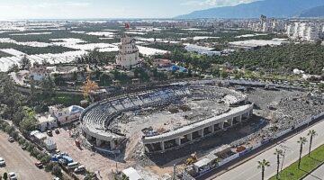 Kumluca Atatürk Stadyumu hızla yükseliyor