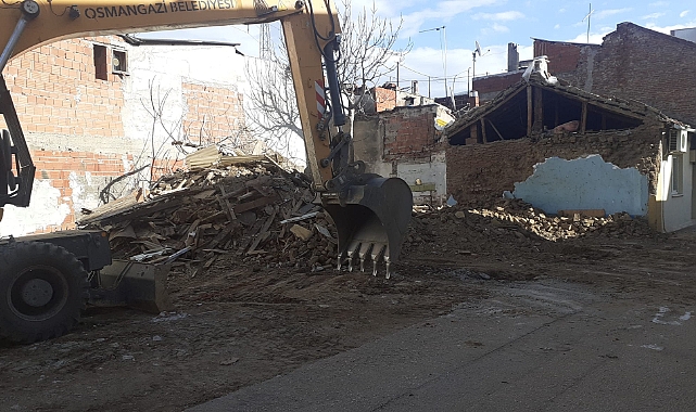 Osmangazi'den mahalleleri güvenli hale getiren yıkım