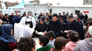 Abdullah Özdemir, Adıyaman ve Malatya'da depremzedeleri ziyaret etti