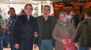 AK Parti Nevşehir Belediye Başkan Adayı Dr. Mehmet Savran, Berat Kandili dolayısıyla vatandaşlara lokma ve meyve suyu ikramında bulunarak kandillerini kutladı