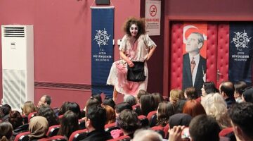 Aydın Büyükşehir Belediyesi Şehir Tiyatroları Tiyatroseverleri &apos;Şatonun Altında' Oyunuyla Buluşturdu