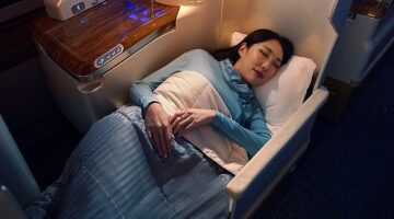 Emirates, Business Class yolcularını uzun uçuşlarda daha rahat ettirecek yeni uçak içi kıyafet setini tanıttı