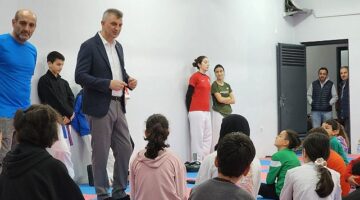 Gölcük Belediyesi tarafından tadilatı tamamlanarak yenilenen Düzağaç Kültür Merkezi'inde taekwondo dersleri başladı