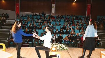 Harran Üniversitesi'nde Artiz Mektebi Tiyatro Oyunu Sahnelendi