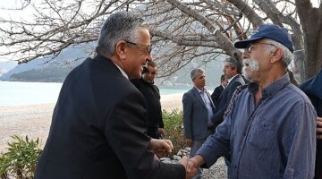 Kemer Belediye Başkanı Necati Topaloğlu, Çıralı'da vatandaşlarla halk toplantısında bir araya geldi