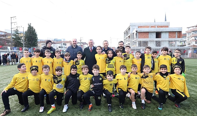 Minik futbolcular Büyükakın'a hünerlerini sergiledi