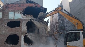 Osmangazi'de 3 katlı metruk bina yıkıldı