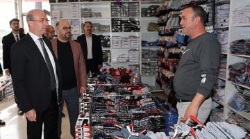 Selçuklu Belediye Başkanı Ahmet Pekyatırmacı saha ziyaretlerini sürdürüyor.  Başkan Pekyatırmacı bu kapsamda Tekstil Pazarı  esnafını ziyaret ederek onları dinledi.