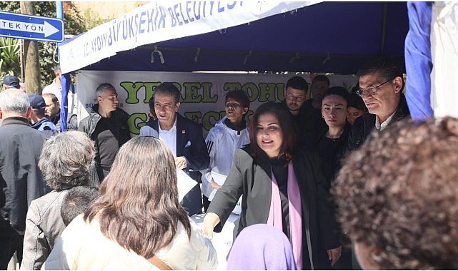 Aydın Büyükşehir Belediye Başkanı Özlem Çerçioğlu, Ata Tohumlarından üretilen fidelerin dağıtımını Efeler'in Kurtuluş Mahallesi'nde kurulan Pazar Pazarı'nda gerçekleştirdi