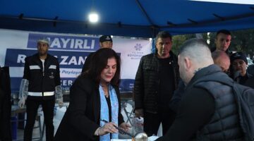 Aydın Büyükşehir Belediye Başkanı Özlem Çerçioğlu Efeler Atatürk Kent Meydanı'nda düzenlenen iftarda vatandaşlarla bir araya geldi
