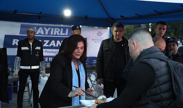 Aydın Büyükşehir Belediye Başkanı Özlem Çerçioğlu Efeler Atatürk Kent Meydanı'nda düzenlenen iftarda vatandaşlarla bir araya geldi