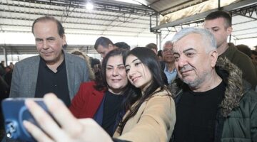 Aydın Büyükşehir Belediye Başkanı Özlem Çerçioğlu, Karpuzlu Belediye başkan adayı Tuğrul Ozan ile birlikte Karpuzlu Pazarı'nı ziyaret ederek vatandaşlarla buluştu