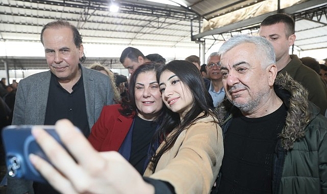 Aydın Büyükşehir Belediye Başkanı Özlem Çerçioğlu, Karpuzlu Belediye başkan adayı Tuğrul Ozan ile birlikte Karpuzlu Pazarı'nı ziyaret ederek vatandaşlarla buluştu