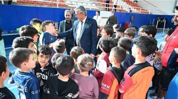 Başkan Topaloğlu, Spor Salonu'nda öğrencileri ziyaret etti