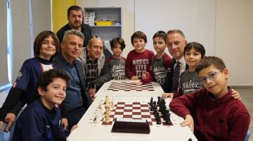 Beylikdüzü Belediye Başkanı Mehmet Murat Çalık, satrançta Türkiye şampiyonu olan 4 sınıf öğrencisi Onur Hışır'ı okulunda ziyaret etti