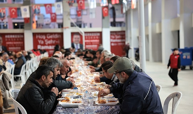 Büyükşehir Belediyesi Atatürk Spor Salonu'nda iftar sofrası kurdu