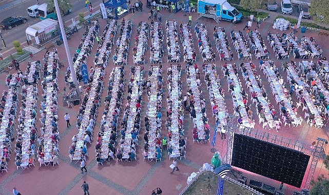 Cumhuriyet Meydanı'nda büyük iftar sofrası