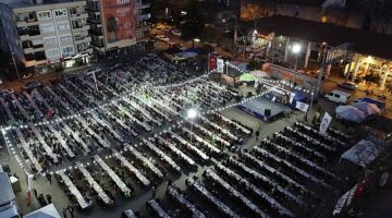 Efes Selçuk Belediyesi Ramazan ayının ilk gününde iftar sofrası kurarak toplumsal dayanışma örneği gösterdi