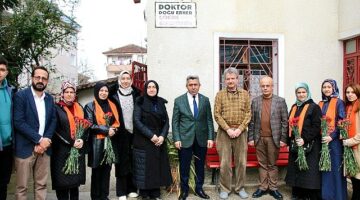 Erol Ölmez'den sağlıkçılara karanfil