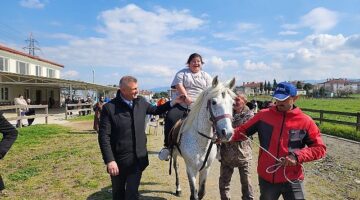 Gölcük Belediye Başkanı Ali Yıldırım Sezer, 21 Mart Dünya Down Sendromu Farkındalık Günü'nde özel bireyler at binme heyecanlarına ortak oldu.
