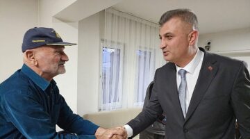 Gölcük Belediye Başkanı Ali Yıldırım Sezer, Yaşlılar Haftası'nda Gölcük Prof. Dr. İsmail Barış Huzurevi sakinlerini ziyaret ederek Gölcük'ün çınarları ile hasbihal etti