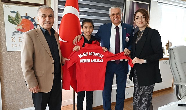 Masa tenisi sporcularından Başkan Topaloğlu'na ziyaret