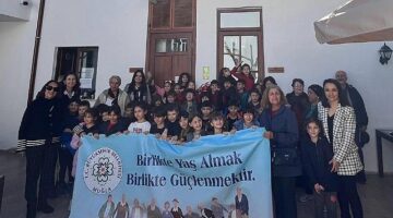 Muğla Büyükşehir Belediyesi Yaşlılara Saygı Haftası'nı Türk Sanat Müziği Korosu konseri, ebru sanatı, sinema, sohbet ve ziyaretlerle kutladı