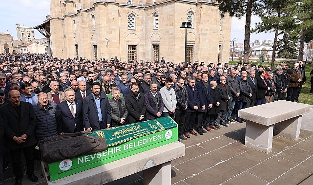 Nevşehir Belediye Başkanı Dr. Mehmet Savran, hafta sonu hayatını kaybeden iş insanı Necmi Cantekin'in cenaze törenine katıldı