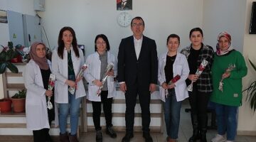 Nevşehir Belediye Başkanı Dr. Mehmet Savran, sağlık kuruluşlarını ziyaret ederek sağlık çalışanlarının 14 Mart Tıp Bayramı'nı kutladı