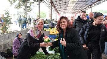 Özlem Çerçioğlu, Sultanhisar Belediye Başkanı Osman Yıldırımkaya ile birlikte Ata Tohumlarından üretilen fidelerin Atça'da dağıtımını yaptı
