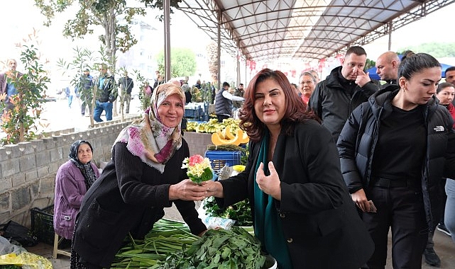 Özlem Çerçioğlu, Sultanhisar Belediye Başkanı Osman Yıldırımkaya ile birlikte Ata Tohumlarından üretilen fidelerin Atça'da dağıtımını yaptı