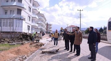 Yeniceköy'de Yol Kaplama Ve Tretuvar Çalışmaları Sürüyor