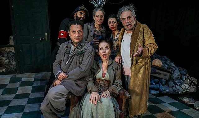 Zuhal Olcay ve Haluk Bilginer'i yıllar sonra yeniden bir araya getiren &apos;Kel Diva' adlı oyun,  Nilüfer Tiyatro Festivali kapsamında seyirci ile buluştu