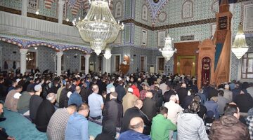 11 Ayın Sultanı Ramazan-ı Şerif Ayı içerisinde idrak edilen bin aydan daha hayırlı olan Kadir Gecesi'nde Kartepe'de camilerden semaya dualar yükseldi