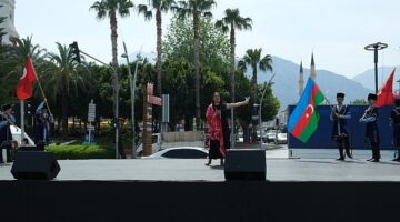 23 Nisan Ulusal Egemenlik ve Çocuk Bayramı kutlamaları kapsamında Azerbaycan Dans Toplulukları Kemer'de gösteri yaptı