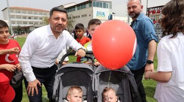 23 Nisan Ulusal Egemenlik ve Çocuk Bayramı, tüm yurtta olduğu gibi Nevşehir'de de coşkuyla kutlandı. Törene Nevşehir Belediye Başkanı Rasim Arı'da katıldı