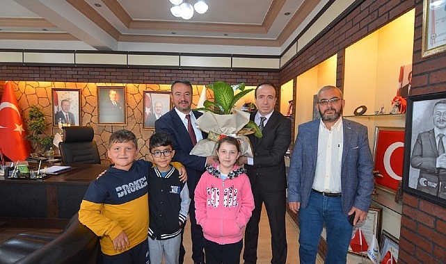 75. Yıl İlköğretim Okulu iradecileri ve öğrencilerimizden oluşan heyet, Belediye Başkanımız Adnan Öztaş'ı makamında ziyaret ettiler