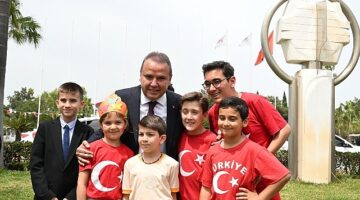 Antalya Büyükşehir Belediyesi 23 Nisan'ı coşkuyla kutladı