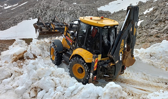 Antalya Büyükşehir Belediyesi Akseki'de kar temizleme çalışması gerçekleştirdi