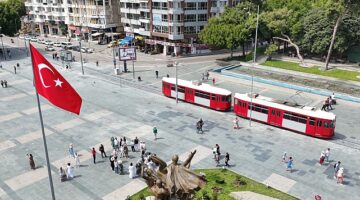 Antalya Büyükşehir Cumhuriyet Meydanı'ndaki engelleri kaldırdı