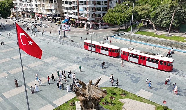Antalya Büyükşehir Cumhuriyet Meydanı'ndaki engelleri kaldırdı