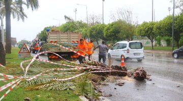 Antalya Büyükşehir'de 1200 personel fırtınada hazır bekledi