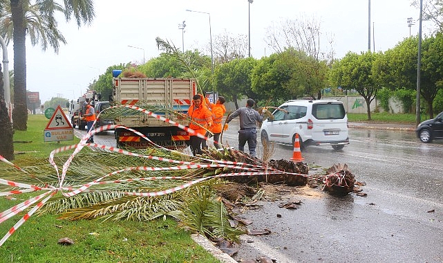 Antalya Büyükşehir'de 1200 personel fırtınada hazır bekledi